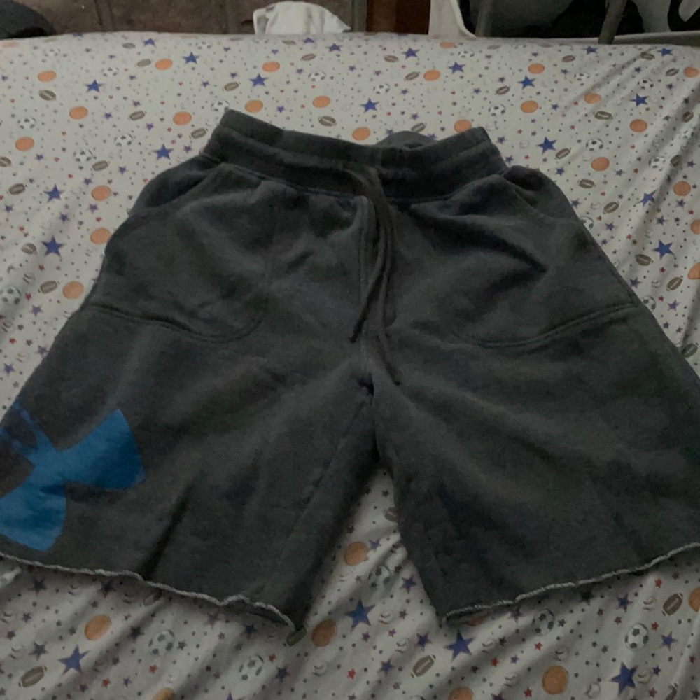 Gray under armor shorts with front pockets.